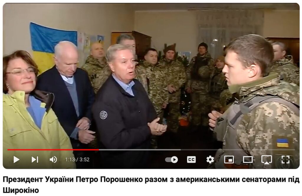 ウクライナ兵士に話しかける上院議員